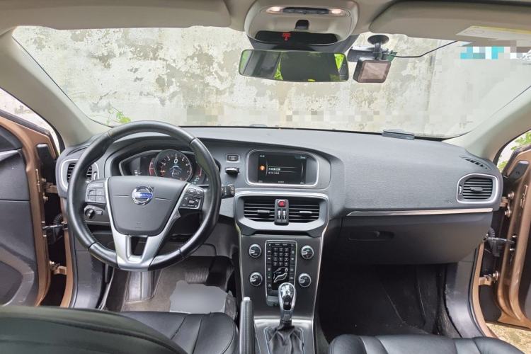 Used Volvo V40 2015 1.6T Zhiyi Edition Center Console