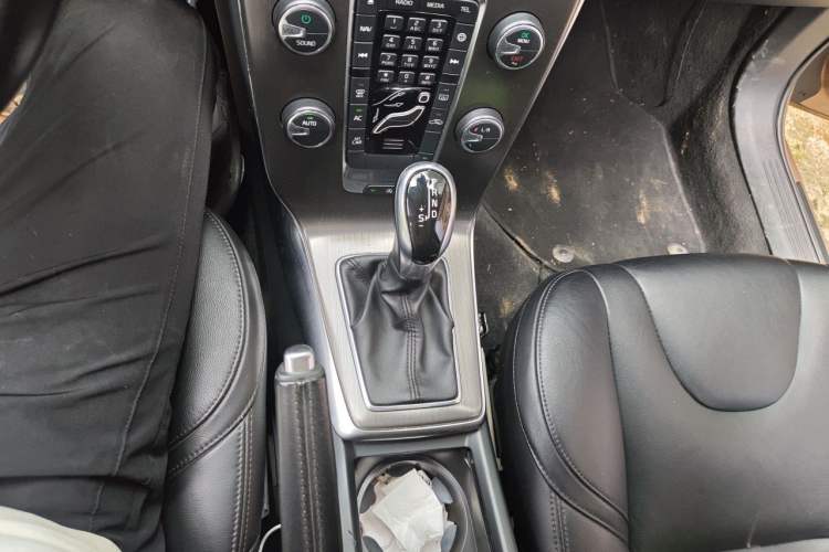 Used Volvo V40 2015 1.6T Zhiyi Edition Gear Lever
