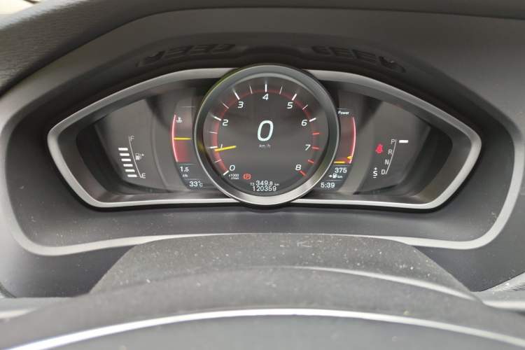 Used Volvo V40 2015 1.6T Zhiyi Edition Odometer Close Up