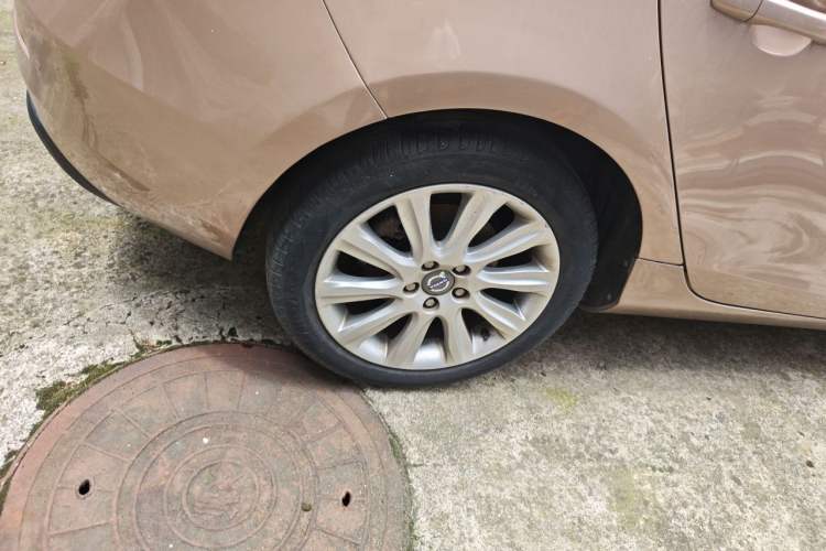 Used Volvo V40 2015 1.6T Zhiyi Edition Right Front Wheel Hub