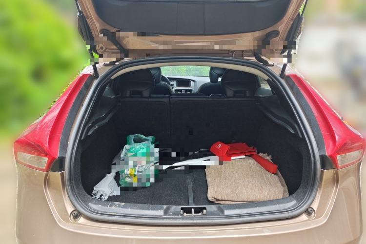 Used Volvo V40 2015 1.6T Zhiyi Edition Trunk
