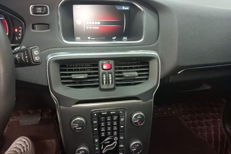 Used Volvo V40 2016 T3 Zhiyi Edition Audio And AC Panel