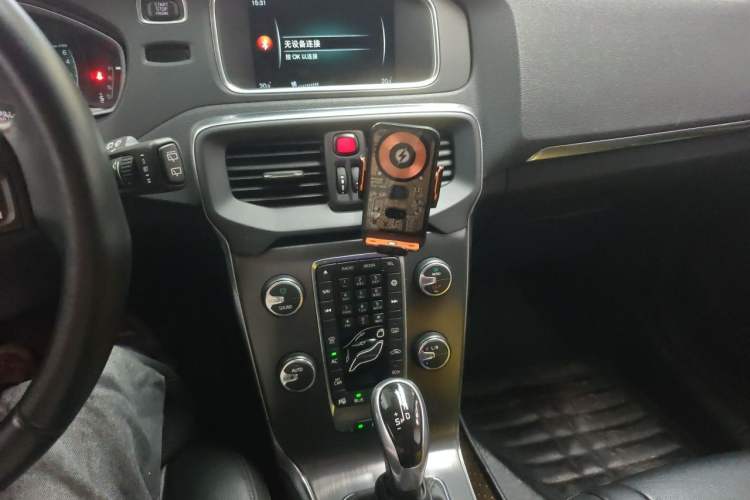 Used Volvo V40 2016 T4 Smart Luxury Edition Audio And AC Panel