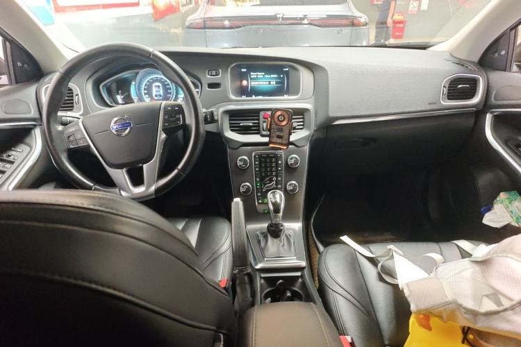 Used Volvo V40 2016 T4 Smart Luxury Edition Center Console