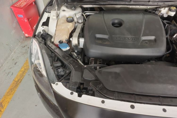 Used Volvo V40 2016 T4 Smart Luxury Edition Engine Bay Right