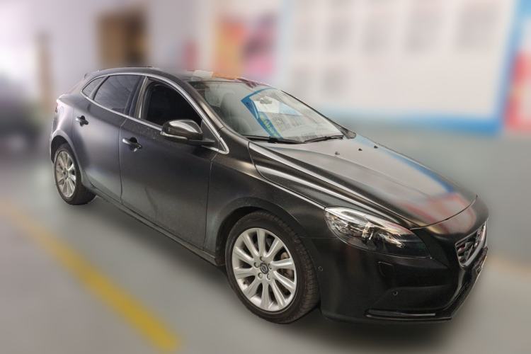 Used Volvo V40 2016 T4 Smart Luxury Edition Front Right 45 Deg