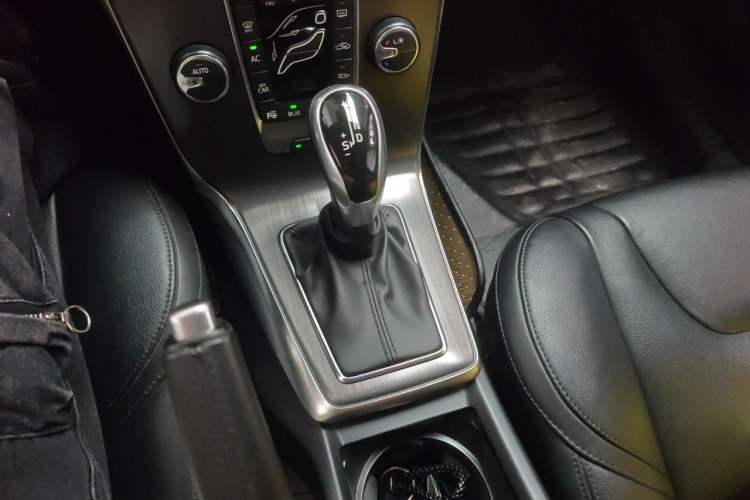 Used Volvo V40 2016 T4 Smart Luxury Edition Gear Lever
