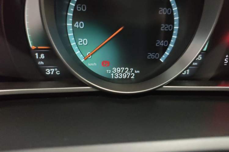 Used Volvo V40 2016 T4 Smart Luxury Edition Odometer Close Up