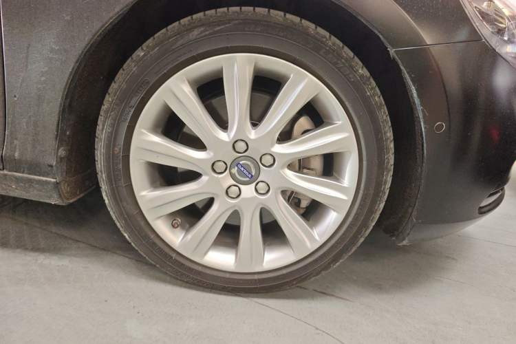 Used Volvo V40 2016 T4 Smart Luxury Edition Right Front Wheel Hub