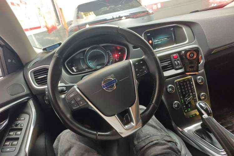 Used Volvo V40 2016 T4 Smart Luxury Edition Steering Wheel
