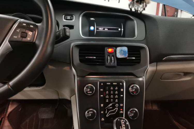 Used Volvo V40 2016 T3 Zhiyi Edition Audio And AC Panel