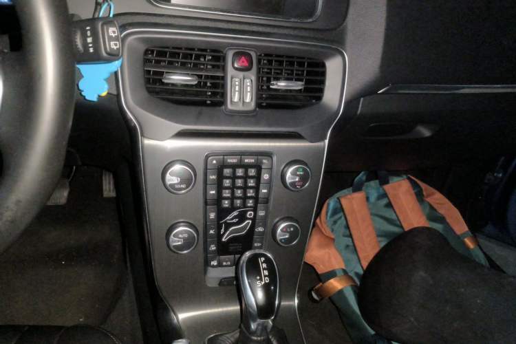 Used Volvo V40 2016 T4 Smart Luxury Edition Audio And AC Panel