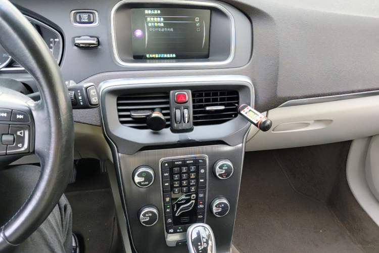 Used Volvo V40 2016 T4 Smart Luxury Edition Audio And AC Panel