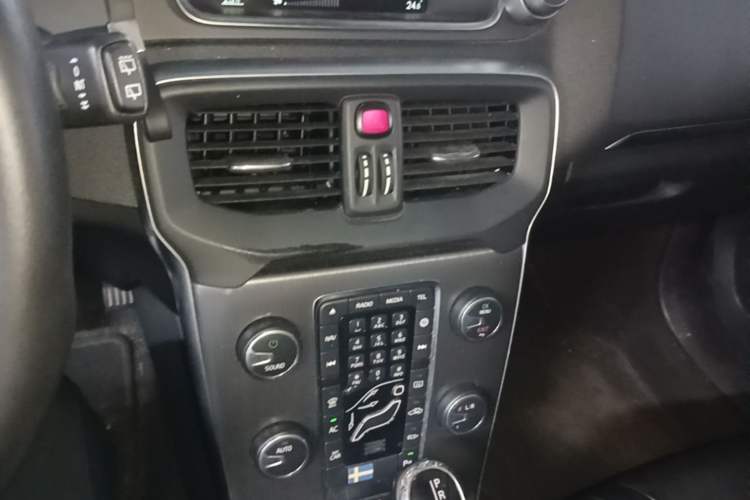 Used Volvo V40 2016 T3 Zhiyi Edition Audio And AC Panel