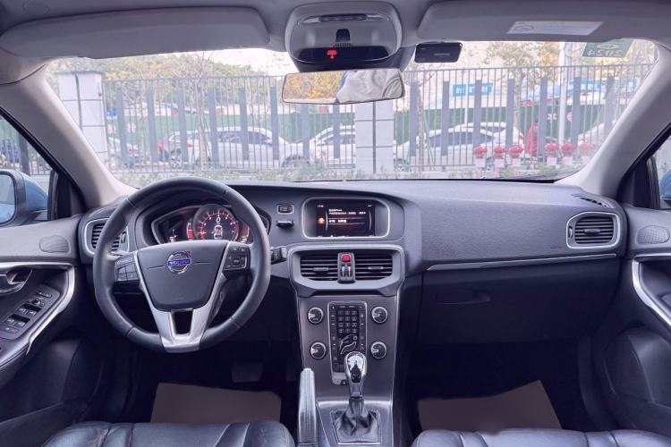 Used Volvo V40 2016 T3 Zhiyi Edition Audio And AC Panel