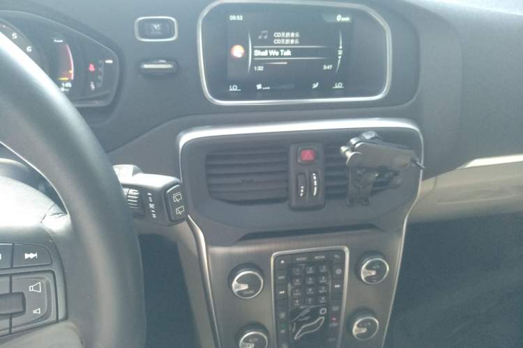 Used Volvo V40 2016 T4 Smart Luxury Edition Audio And AC Panel