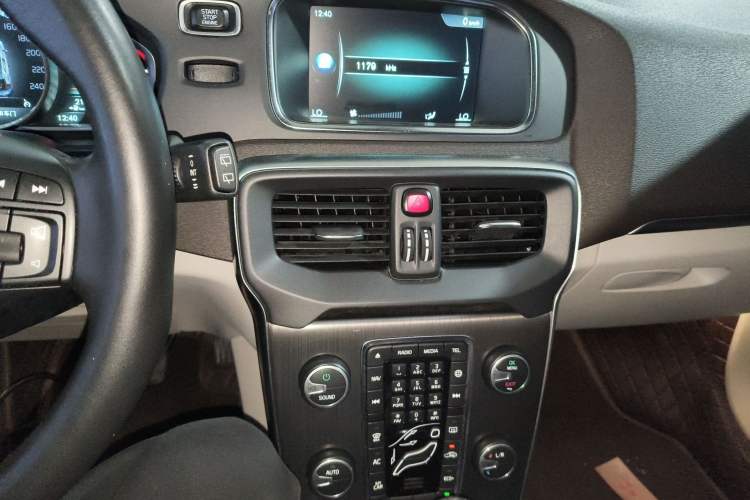 Used Volvo V40 2016 T3 Zhiyi Edition Audio And AC Panel