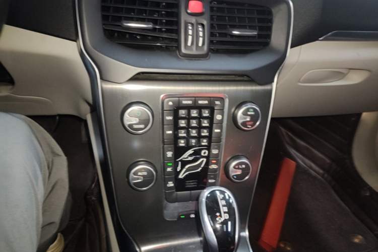 Used Volvo V40 2016 T3 Zhiyi Edition Audio And AC Panel