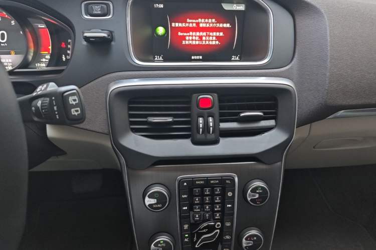 Used Volvo V40 2016 T4 Smart Luxury Edition Audio And AC Panel