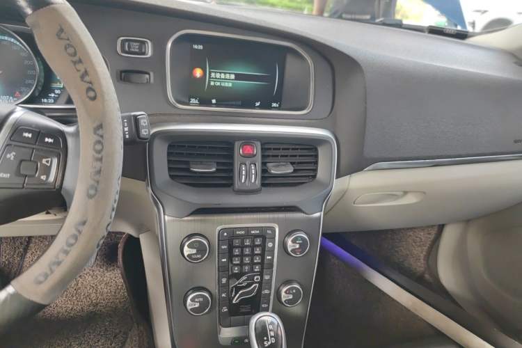 Used Volvo V40 2016 T3 Zhiyi Edition Audio And AC Panel