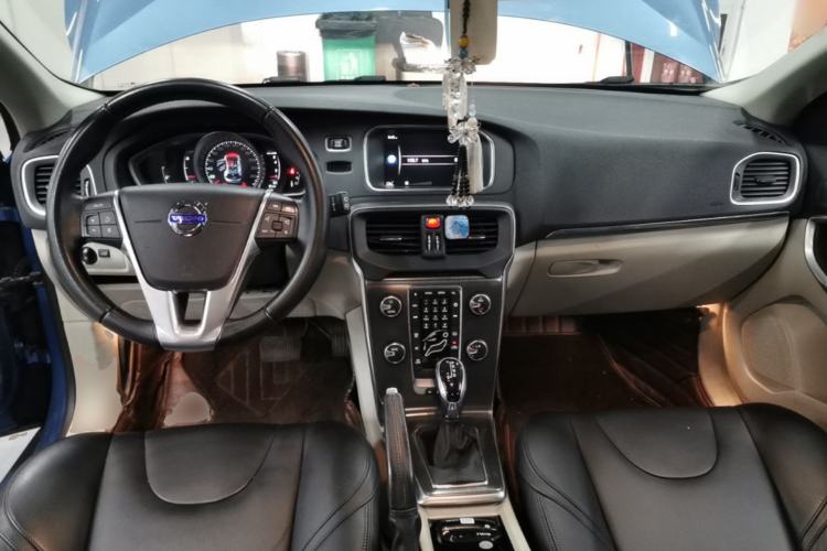 Used Volvo V40 2016 T3 Zhiyi Edition Center Console