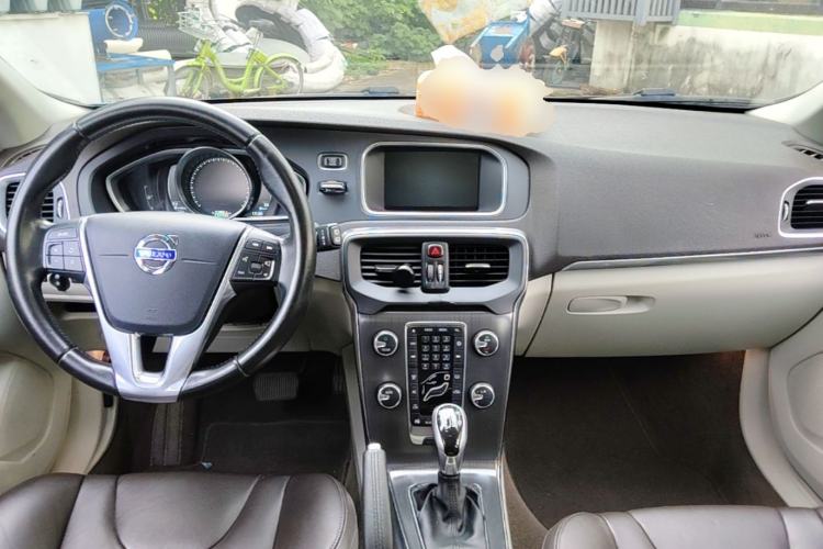 Used Volvo V40 2016 T4 Smart Luxury Edition Center Console
