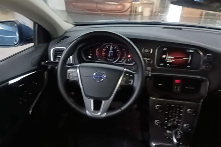 Used Volvo V40 2016 T3 Zhiyi Edition Center Console