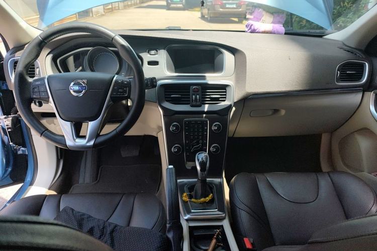 Used Volvo V40 2016 T3 Zhiyi Edition Center Console
