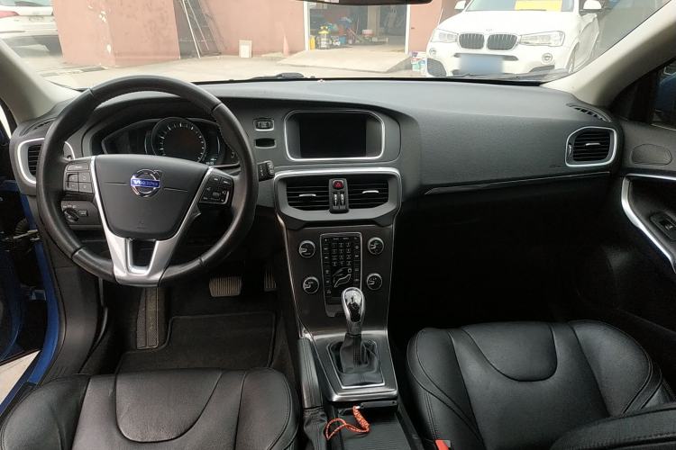 Used Volvo V40 2016 T3 Zhiyi Edition Center Console
