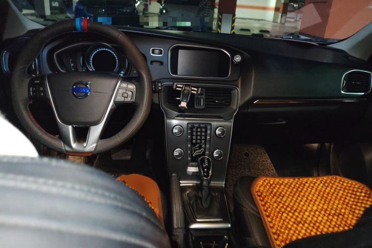 Used Volvo V40 2016 T3 Zhiyi Edition Center Console