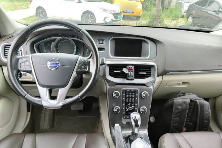 Used Volvo V40 2016 T4 Smart Luxury Edition Center Console