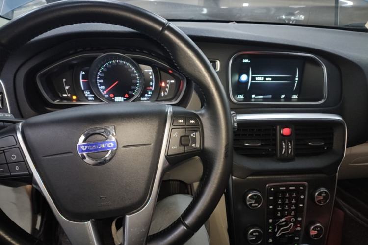 Used Volvo V40 2016 T3 Zhiyi Edition Center Console