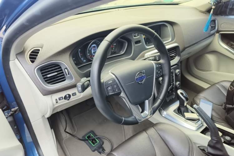 Used Volvo V40 2016 T3 Zhiyi Edition Center Console