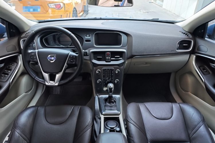 Used Volvo V40 2016 T4 Smart Luxury Edition Center Console