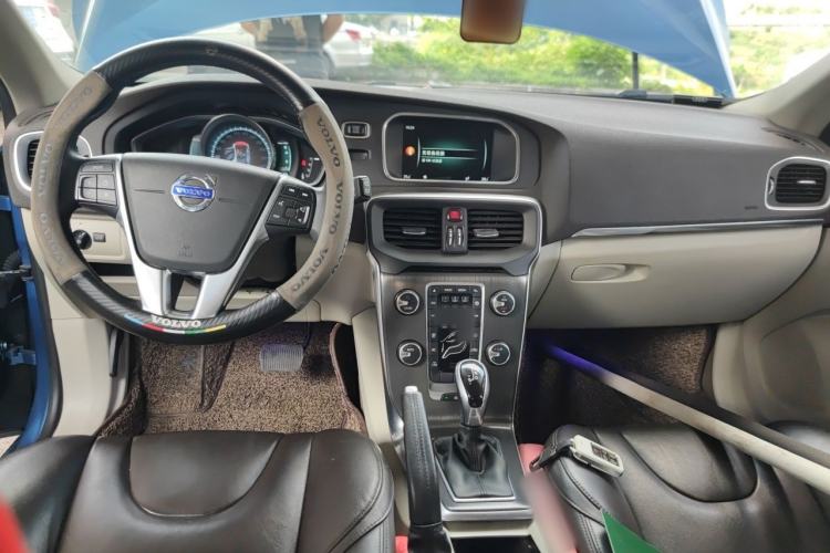 Used Volvo V40 2016 T3 Zhiyi Edition Center Console