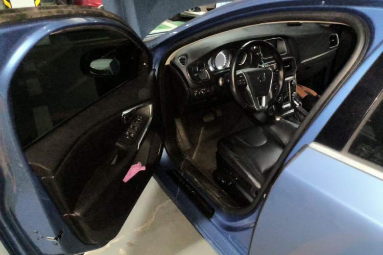 Used Volvo V40 2016 T4 Smart Luxury Edition Driver Seat