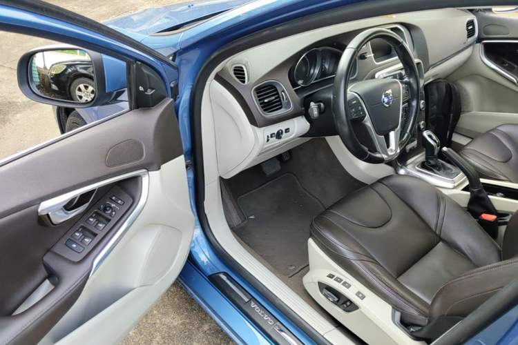 Used Volvo V40 2016 T4 Smart Luxury Edition Driver Seat