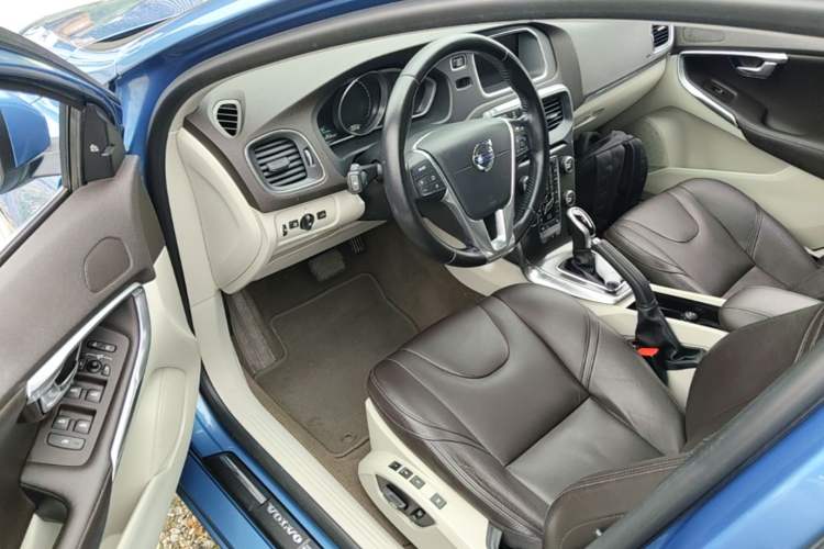 Used Volvo V40 2016 T4 Smart Luxury Edition Driver Seat