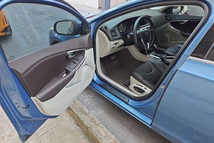 Used Volvo V40 2016 T4 Smart Luxury Edition Driver Seat