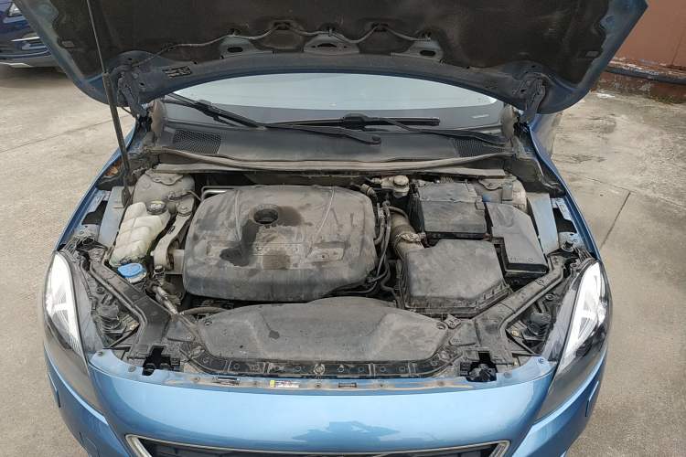 Used Volvo V40 2016 T3 Zhiyi Edition Engine Bay
