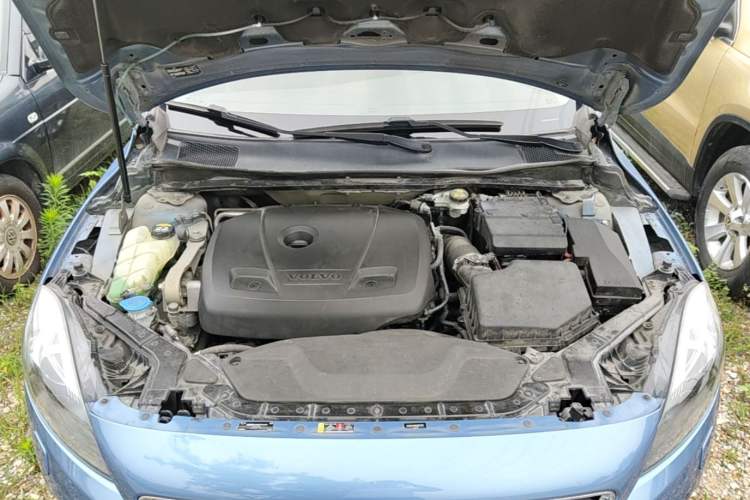 Used Volvo V40 2016 T4 Smart Luxury Edition Engine Bay
