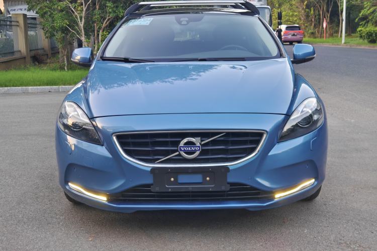 Used Volvo V40 2016 T4 Smart Luxury Edition Exterior 2