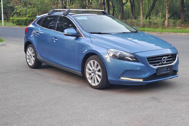Used Volvo V40 2016 T4 Smart Luxury Edition Exterior 3