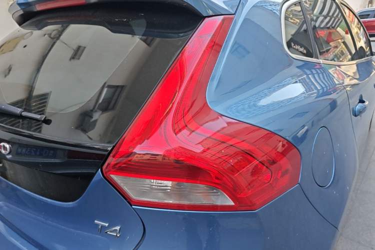 Used Volvo V40 2016 T4 Smart Luxury Edition Exterior 3