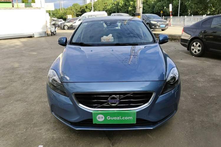 Used Volvo V40 2016 T4 Smart Luxury Edition Front