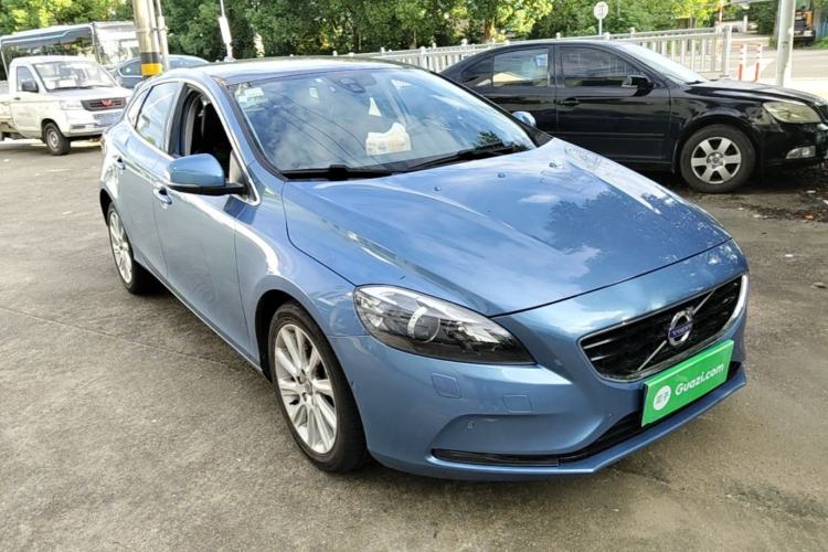 Used Volvo V40 2016 T4 Smart Luxury Edition Front Right 45 Deg
