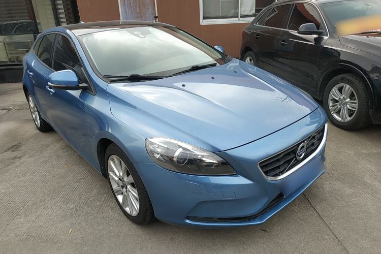 Used Volvo V40 2016 T3 Zhiyi Edition Front Right 45 Deg