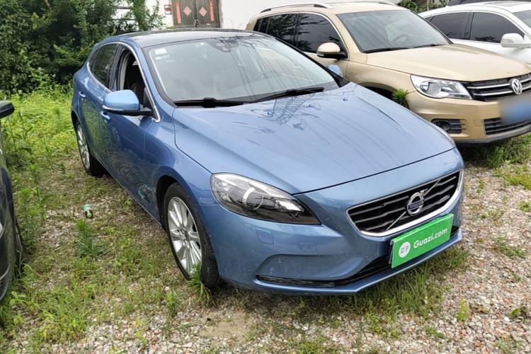 Used Volvo V40 2016 T4 Smart Luxury Edition Front Right 45 Deg