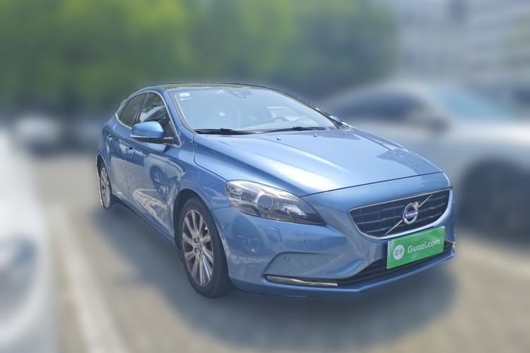 Used Volvo V40 2016 T4 Smart Luxury Edition Front Right 45 Deg