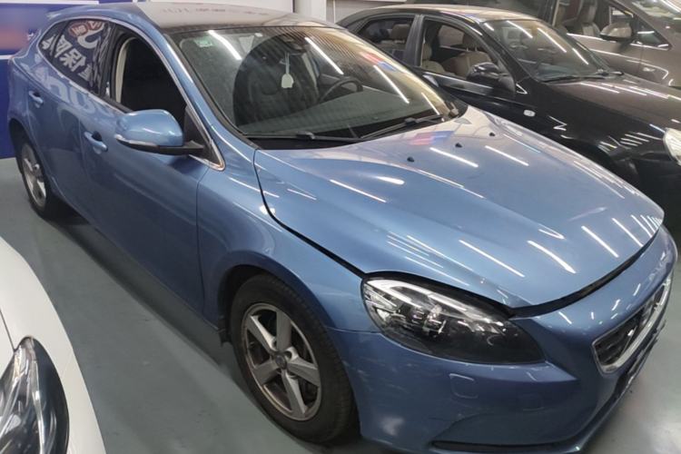 Used Volvo V40 2016 T3 Zhiyi Edition Front Right 45 Deg